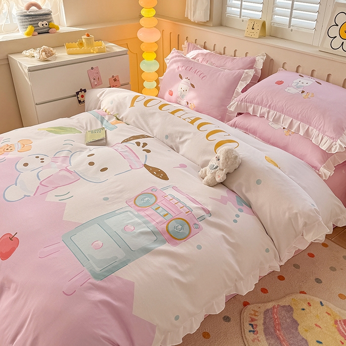 91家纺网 家纺一手货源 找家纺 玉元坊 2025新款三丽鸥白花边被套数码印花大版全棉纯棉卡通三四件套 花边款-活力帕恰狗