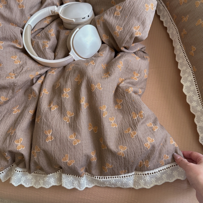 91家纺网 家纺一手货源 找家纺 贝扬思家纺 2025新款云感双层纱镂空花边套件系列 肉桂