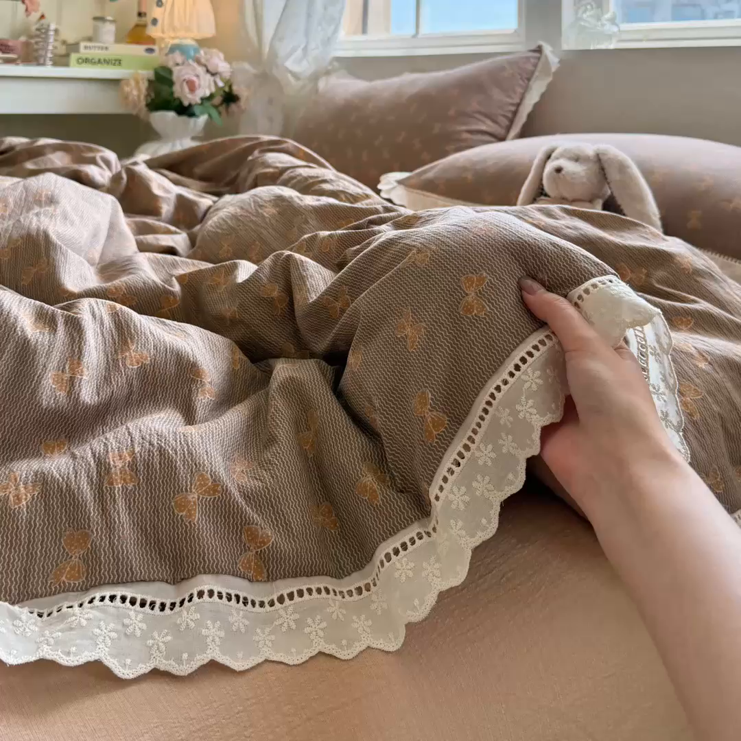 91家纺网 家纺一手货源 找家纺 贝扬思家纺 2025新款云感双层纱镂空花边套件系列 肉桂