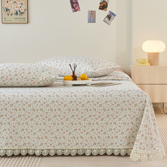 91家纺网 家纺一手货源 找家纺 义博家纺 2025新款纯棉老粗布花边款单床单 锦绣团簇