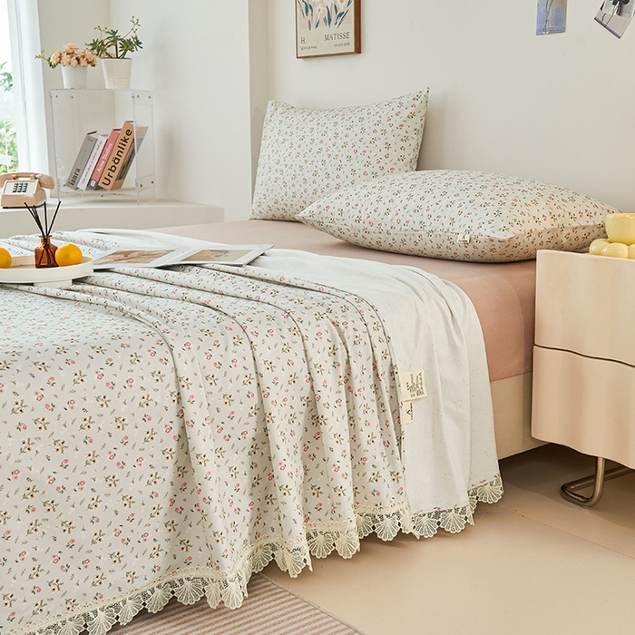 91家纺网 家纺一手货源 找家纺 义博家纺 2025新款纯棉老粗布花边款单床单 锦绣团簇