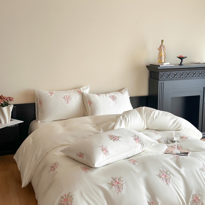 91家纺网 家纺一手货源 找家纺 帝王家纺 2025新款小清新双面水洗天丝刺绣冰丝四件套夏季床单被套-花礼 礼盒包装 白