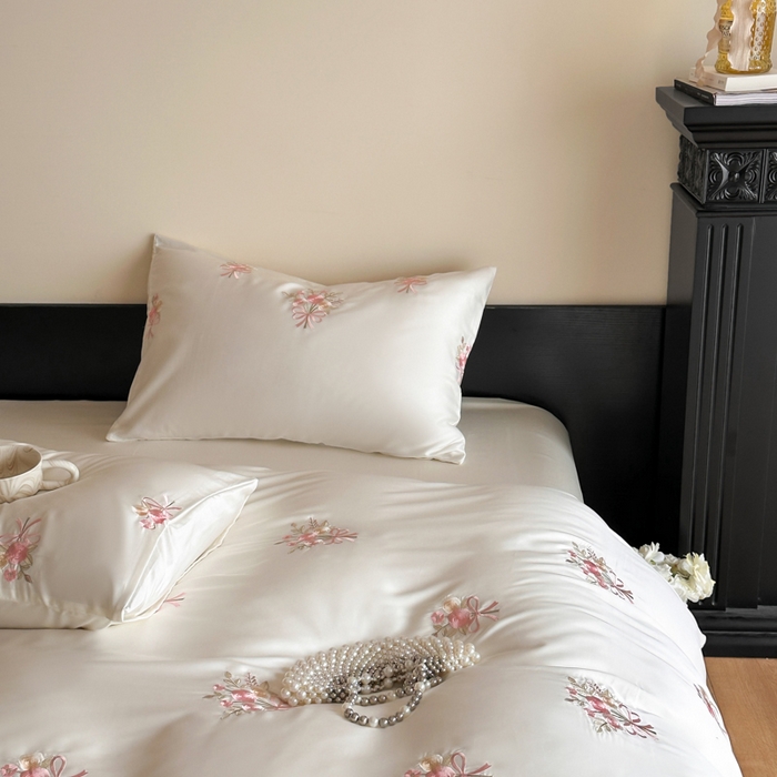 91家纺网 家纺一手货源 找家纺 帝王家纺 2025新款小清新双面水洗天丝刺绣冰丝四件套夏季床单被套-花礼 礼盒包装 白