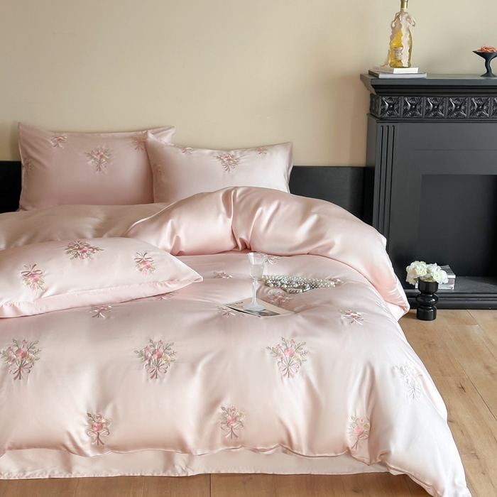 91家纺网 家纺一手货源 找家纺 帝王家纺 2025新款小清新双面水洗天丝刺绣冰丝四件套夏季床单被套-花礼 礼盒包装 粉
