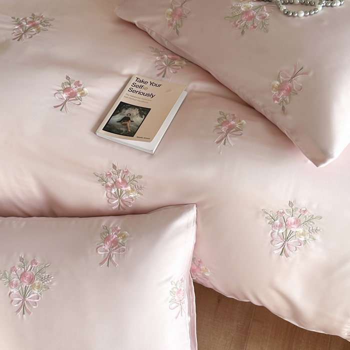 91家纺网 家纺一手货源 找家纺 帝王家纺 2025新款小清新双面水洗天丝刺绣冰丝四件套夏季床单被套-花礼 礼盒包装 粉