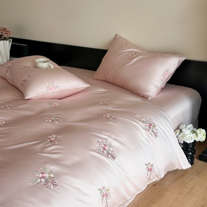 91家纺网 家纺一手货源 找家纺 帝王家纺 2025新款小清新双面水洗天丝刺绣冰丝四件套夏季床单被套-花礼 礼盒包装 粉