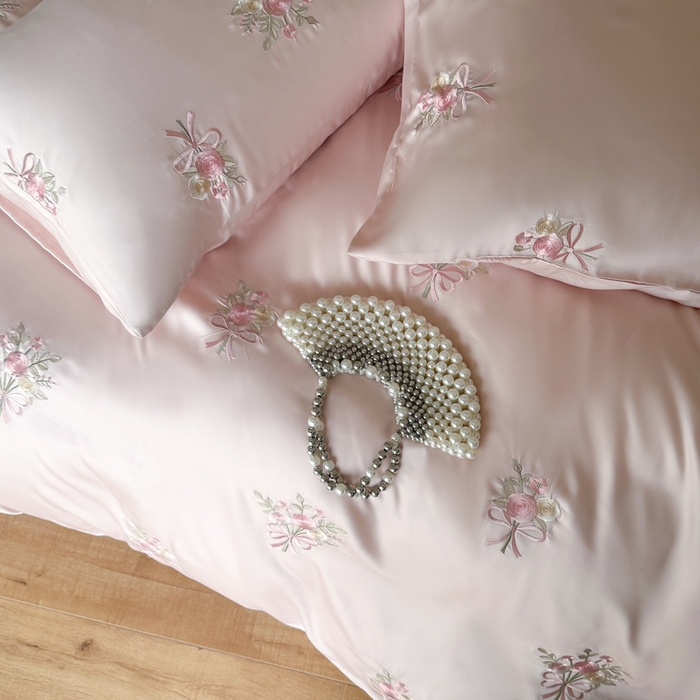 91家纺网 家纺一手货源 找家纺 帝王家纺 2025新款小清新双面水洗天丝刺绣冰丝四件套夏季床单被套-花礼 礼盒包装 粉