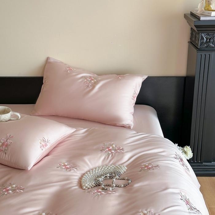 91家纺网 家纺一手货源 找家纺 帝王家纺 2025新款小清新双面水洗天丝刺绣冰丝四件套夏季床单被套-花礼 礼盒包装 粉