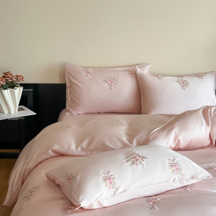 91家纺网 家纺一手货源 找家纺 帝王家纺 2025新款小清新双面水洗天丝刺绣冰丝四件套夏季床单被套-花礼 礼盒包装 粉