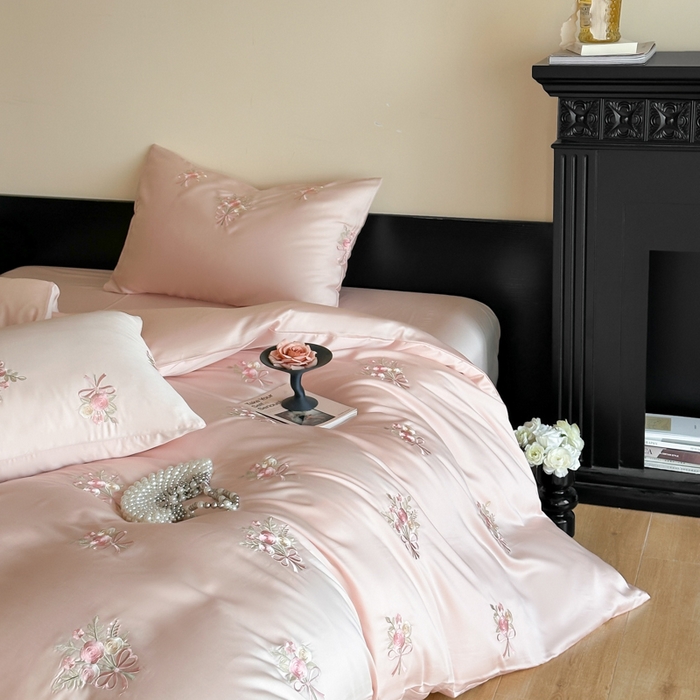 91家纺网 家纺一手货源 找家纺 帝王家纺 2025新款小清新双面水洗天丝刺绣冰丝四件套夏季床单被套-花礼 礼盒包装 粉