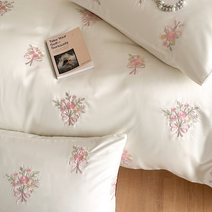 91家纺网 家纺一手货源 找家纺 帝王家纺 2025新款小清新双面水洗天丝刺绣冰丝四件套夏季床单被套-花礼 礼盒包装 白