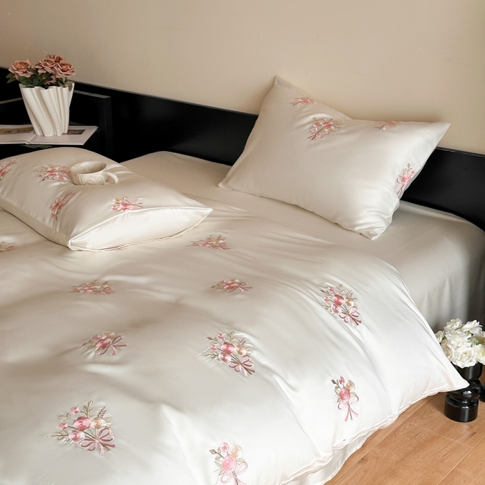 91家纺网 家纺一手货源 找家纺 帝王家纺 2025新款小清新双面水洗天丝刺绣冰丝四件套夏季床单被套-花礼 礼盒包装 白