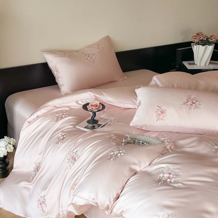 91家纺网 家纺一手货源 找家纺 帝王家纺 2025新款小清新双面水洗天丝刺绣冰丝四件套夏季床单被套-花礼 礼盒包装 粉