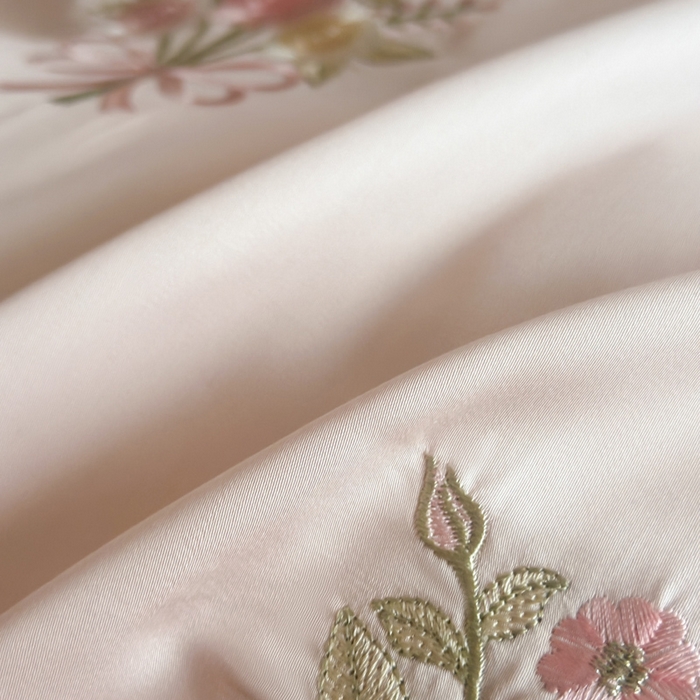 91家纺网 家纺一手货源 找家纺 帝王家纺 2025新款小清新双面水洗天丝刺绣冰丝四件套夏季床单被套-花礼 礼盒包装 粉