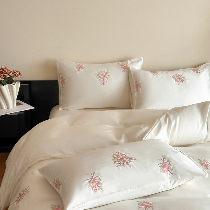 91家纺网 家纺一手货源 找家纺 帝王家纺 2025新款小清新双面水洗天丝刺绣冰丝四件套夏季床单被套-花礼 礼盒包装 白