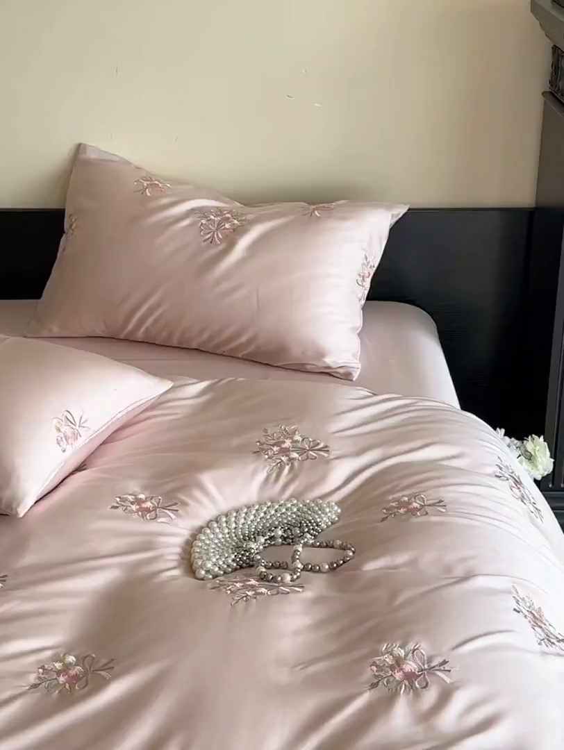91家纺网 家纺一手货源 找家纺 帝王家纺 2025新款小清新双面水洗天丝刺绣冰丝四件套夏季床单被套-花礼 礼盒包装 粉