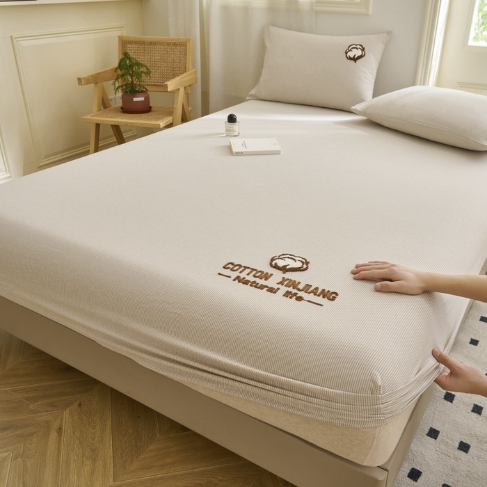 91家纺网 家纺一手货源 找家纺 早晨家纺 2025新款色织纯棉水洗棉毛巾绣床笠 流年床笠-米咖