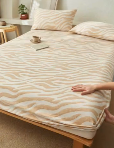 91家纺网 家纺一手货源 找家纺 早晨家纺 2025新款三层纱纯棉提花床笠 斑马纹床笠-驼色