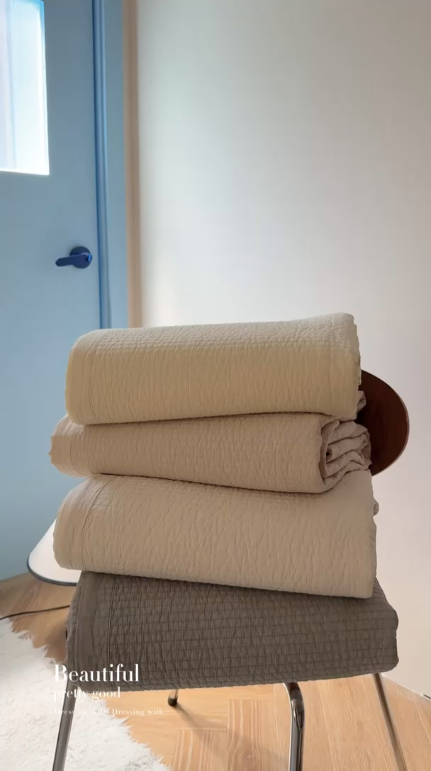 91家纺网 家纺一手货源 找家纺 （总）期遇家居 2025新款60支床盖极简直条绗缝韩国砂洗染色双面全棉纯棉床盖