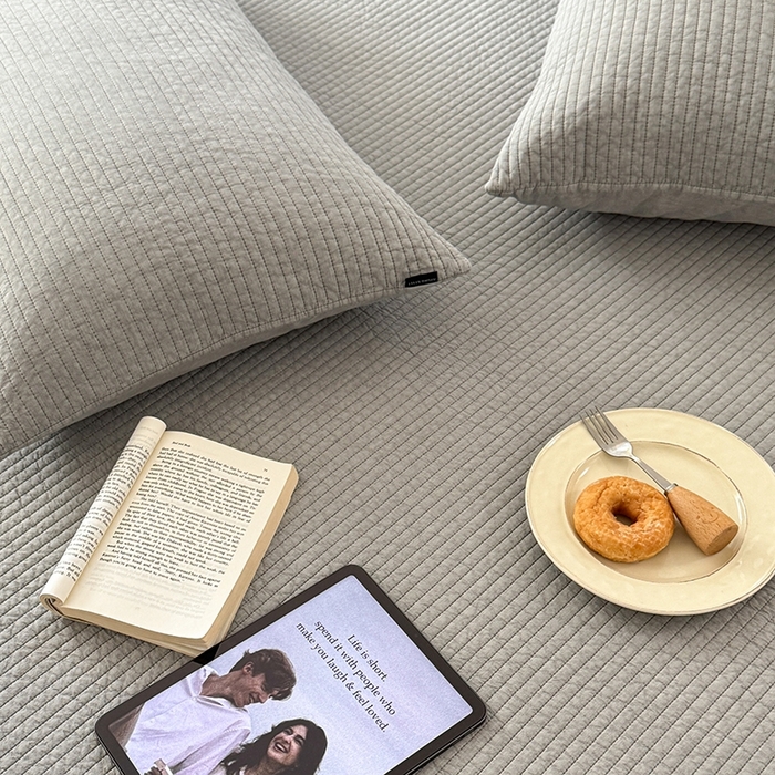 91家纺网 家纺一手货源 找家纺 期遇家居 2025新款60支床盖极简直条绗缝韩国砂洗染色双面全棉纯棉床盖 极简砂洗灰