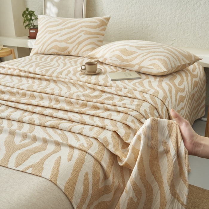 91家纺网 家纺一手货源 找家纺 早晨家纺 2025新款三层纱纯棉提花床单 斑马纹床单-驼色