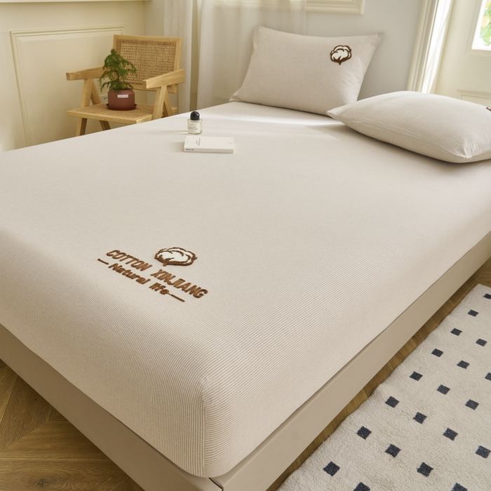 91家纺网 家纺一手货源 找家纺 早晨家纺 2025新款色织纯棉水洗棉毛巾绣床笠 流年床笠-米咖