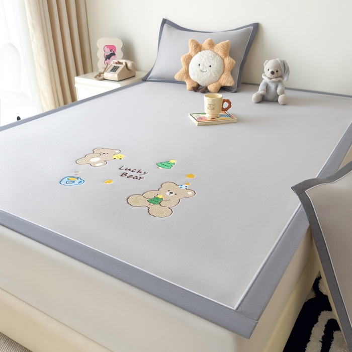 91家纺网 家纺一手货源 找家纺 九花鹿 2025新款凉感PE卡通冰丝席-凉席款 幸运熊