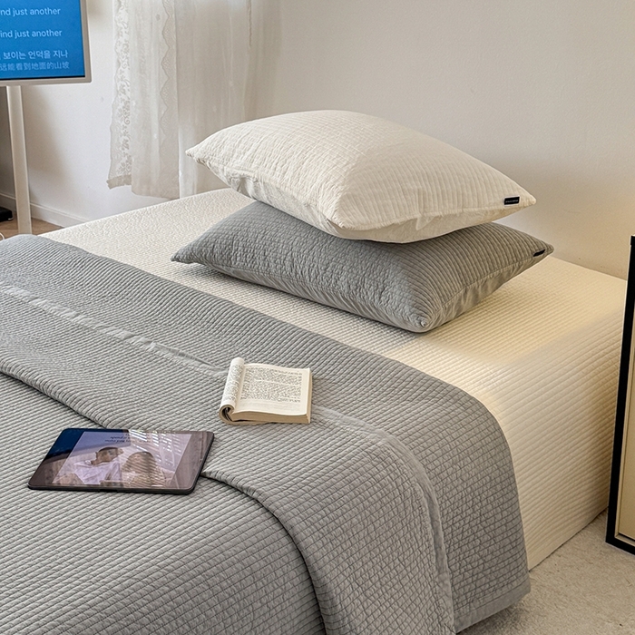 91家纺网 家纺一手货源 找家纺 期遇家居 2025新款60支床盖极简直条绗缝韩国砂洗染色双面全棉纯棉床盖 极简砂洗灰