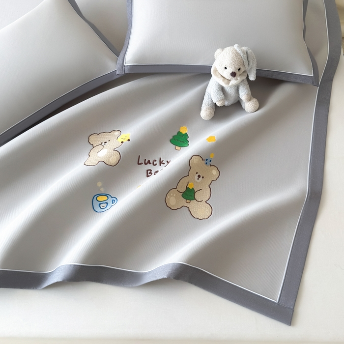 91家纺网 家纺一手货源 找家纺 九花鹿 2025新款凉感PE卡通冰丝席-凉席款 幸运熊