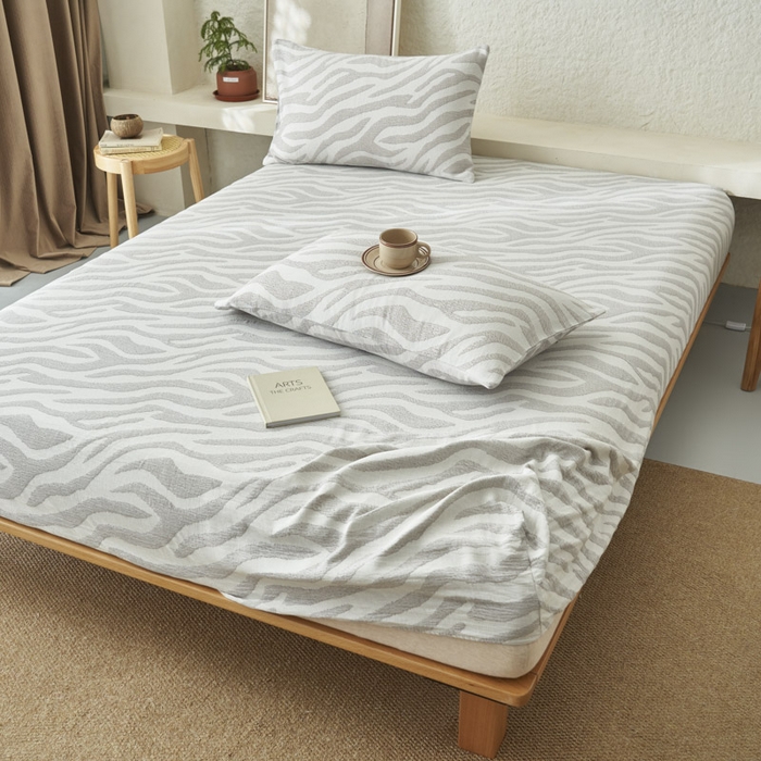 91家纺网 家纺一手货源 找家纺 早晨家纺 2025新款三层纱纯棉提花床笠 斑马纹床笠-浅灰