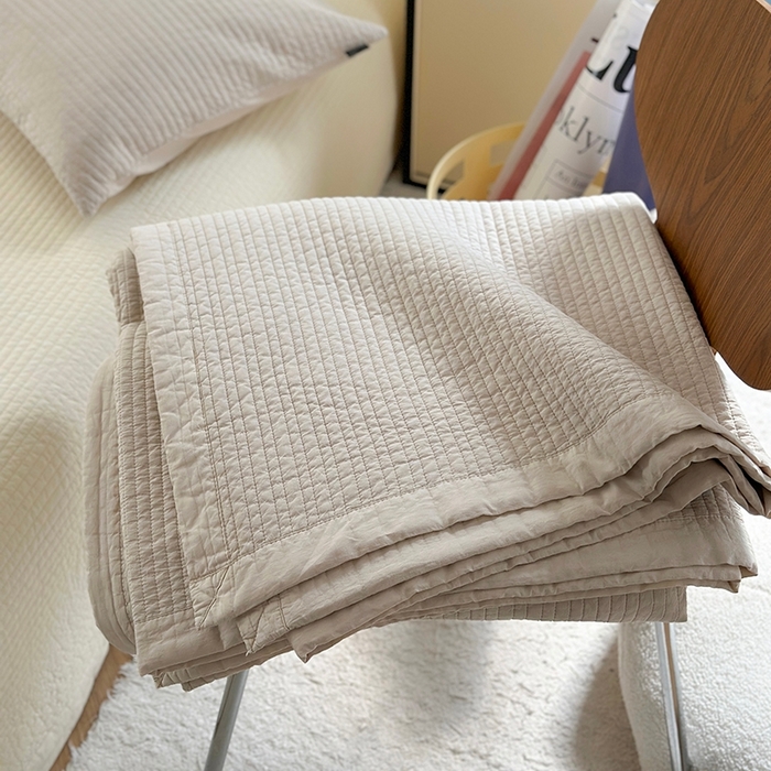 91家纺网 家纺一手货源 找家纺 期遇家居 2025新款60支床盖极简直条绗缝韩国砂洗染色双面全棉纯棉床盖 极简砂洗咖