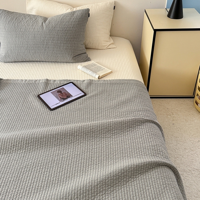 91家纺网 家纺一手货源 找家纺 期遇家居 2025新款60支床盖极简直条绗缝韩国砂洗染色双面全棉纯棉床盖 极简砂洗灰