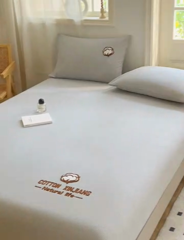 91家纺网 家纺一手货源 找家纺 早晨家纺 2025新款色织纯棉水洗棉毛巾绣床笠 流年床笠-深灰