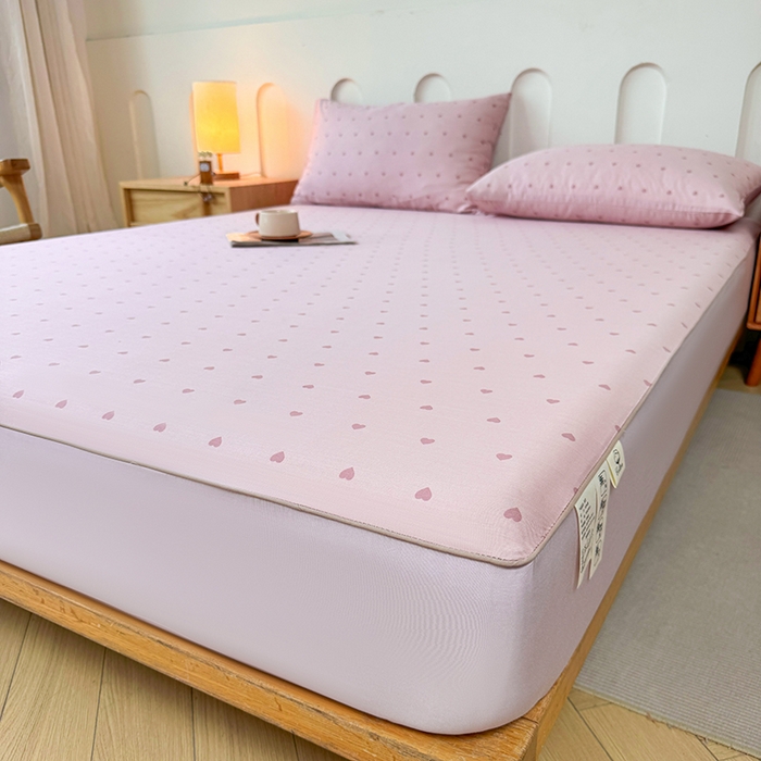 91家纺网 家纺一手货源 找家纺 笠裙家纺 2025新款进口凉感莱赛尔天丝床笠套三件套 爱心粉