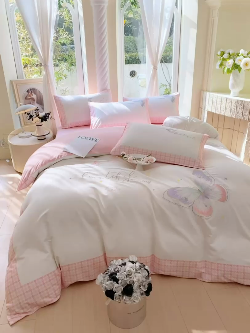 91家纺网 家纺一手货源 找家纺 大麦乐田 2025新款数码印花刺绣四件套 浪漫花蝶 粉