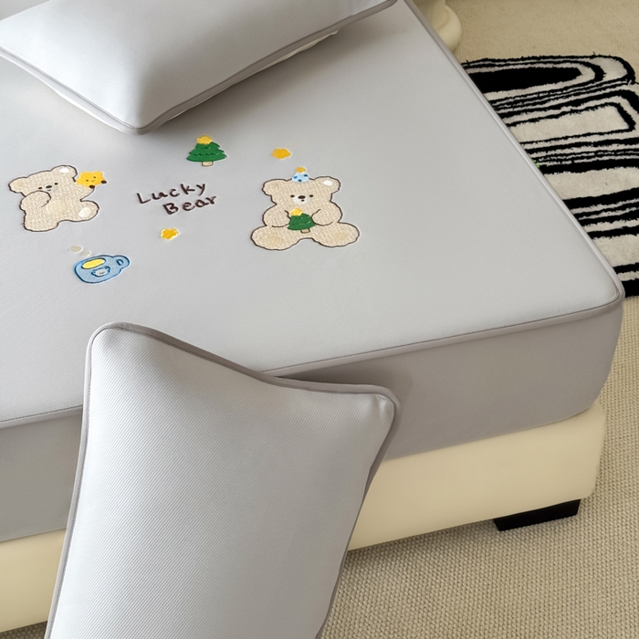 91家纺网 家纺一手货源 找家纺 九花鹿 2025新款凉感PE卡通冰丝席-床笠款 床笠款-幸运熊