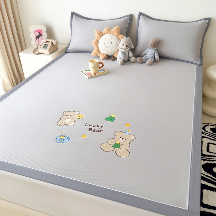 91家纺网 家纺一手货源 找家纺 九花鹿 2025新款凉感PE卡通冰丝席-凉席款 幸运熊