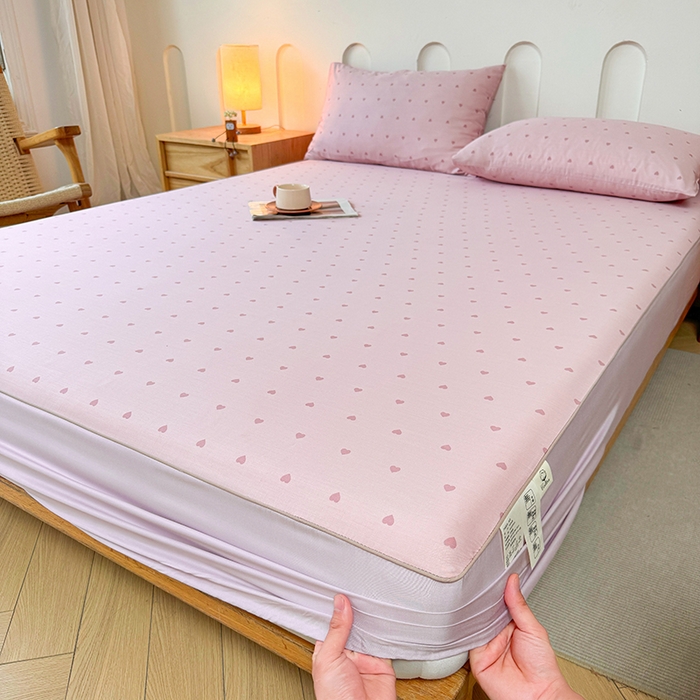 91家纺网 家纺一手货源 找家纺 笠裙家纺 2025新款进口凉感莱赛尔天丝床笠套三件套 爱心粉