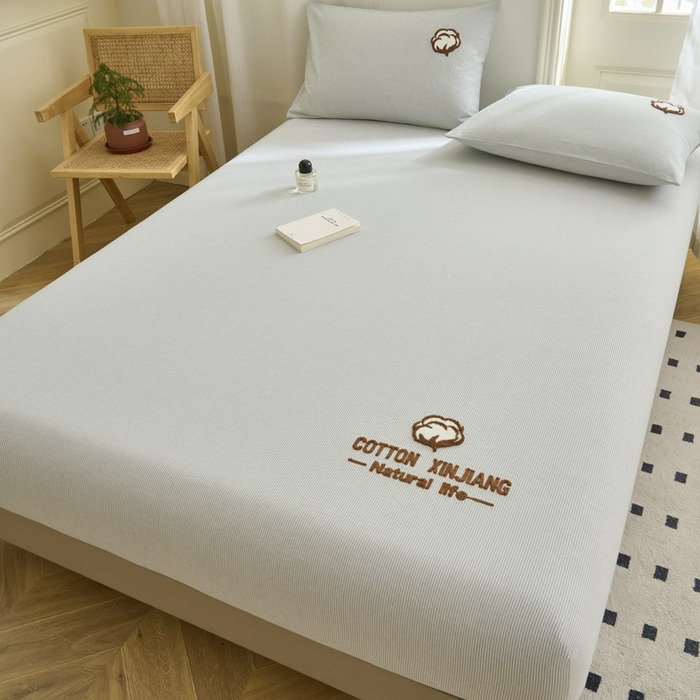 91家纺网 家纺一手货源 找家纺 早晨家纺 2025新款色织纯棉水洗棉毛巾绣床笠 流年床笠-浅兰