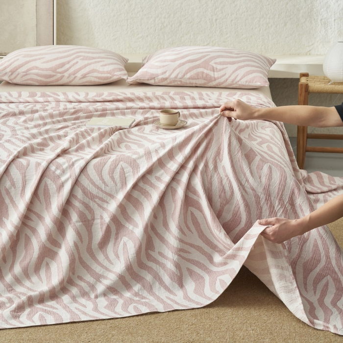 91家纺网 家纺一手货源 找家纺 早晨家纺 2025新款三层纱纯棉提花床单 斑马纹床单-豆沙