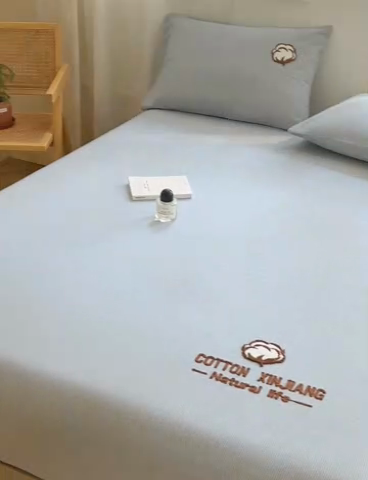 91家纺网 家纺一手货源 找家纺 早晨家纺 2025新款色织纯棉水洗棉毛巾绣床笠 流年床笠-深兰