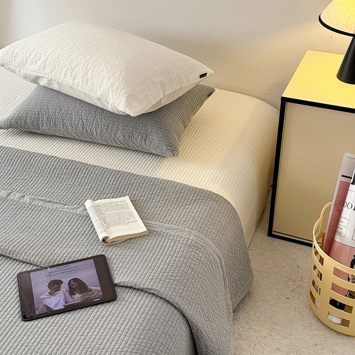 91家纺网 家纺一手货源 找家纺 期遇家居 2025新款60支床盖极简直条绗缝韩国砂洗染色双面全棉纯棉床盖 极简砂洗灰