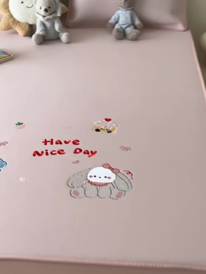 91家纺网 家纺一手货源 找家纺 九花鹿 2025新款凉感PE卡通冰丝席-床笠款 床笠款-派对小兔