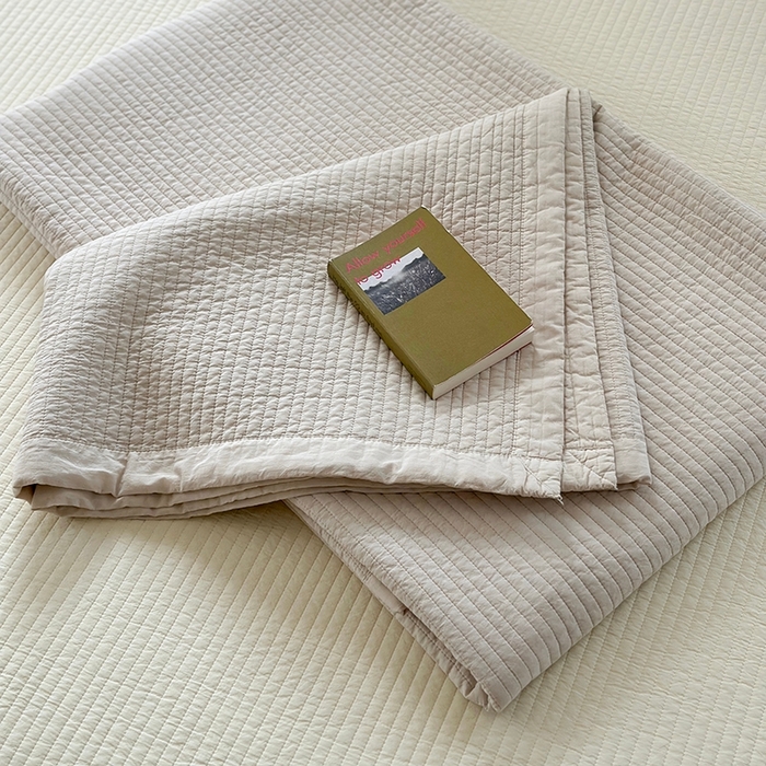 91家纺网 家纺一手货源 找家纺 期遇家居 2025新款60支床盖极简直条绗缝韩国砂洗染色双面全棉纯棉床盖 极简砂洗咖