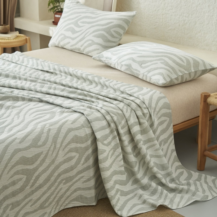 91家纺网 家纺一手货源 找家纺 早晨家纺 2025新款三层纱纯棉提花床单 斑马纹床单-浅蓝