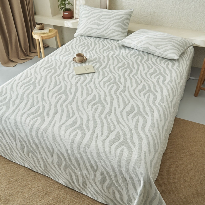 91家纺网 家纺一手货源 找家纺 早晨家纺 2025新款三层纱纯棉提花床单 斑马纹床单-浅蓝