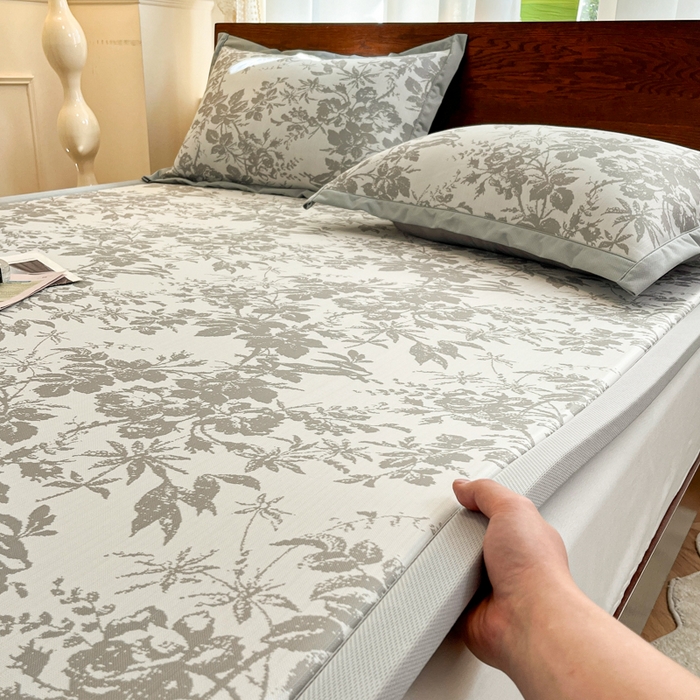 91家纺网 家纺一手货源 找家纺 宜代光年 2025新款冷凝丝提花凉席多功能地垫 凉感繁花床垫-灰