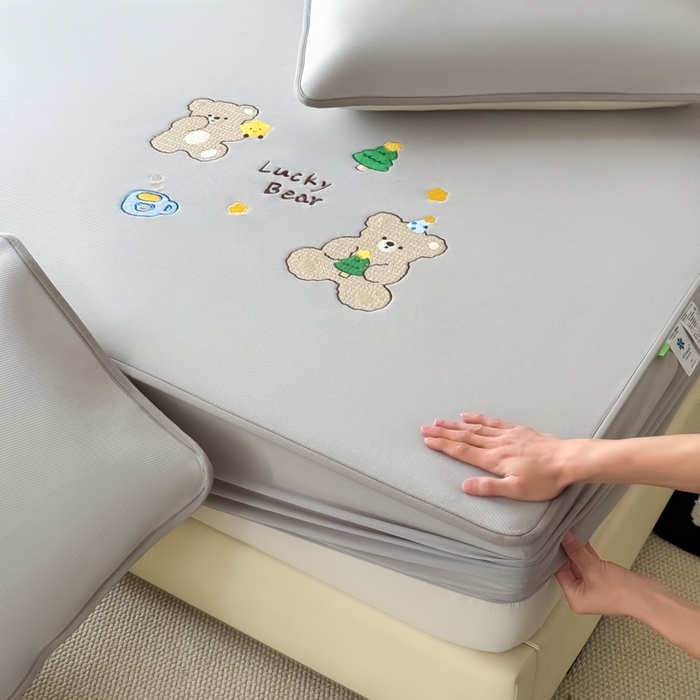 91家纺网 家纺一手货源 找家纺 九花鹿 2025新款凉感PE卡通冰丝席-床笠款 床笠款-幸运熊