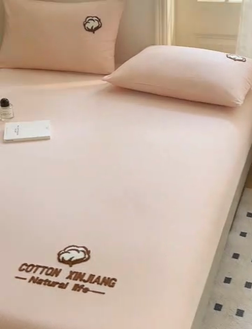 91家纺网 家纺一手货源 找家纺 早晨家纺 2025新款色织纯棉水洗棉毛巾绣床笠 流年床笠-浅粉