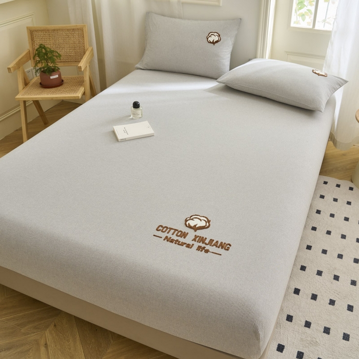 91家纺网 家纺一手货源 找家纺 早晨家纺 2025新款色织纯棉水洗棉毛巾绣床笠 流年床笠-深灰